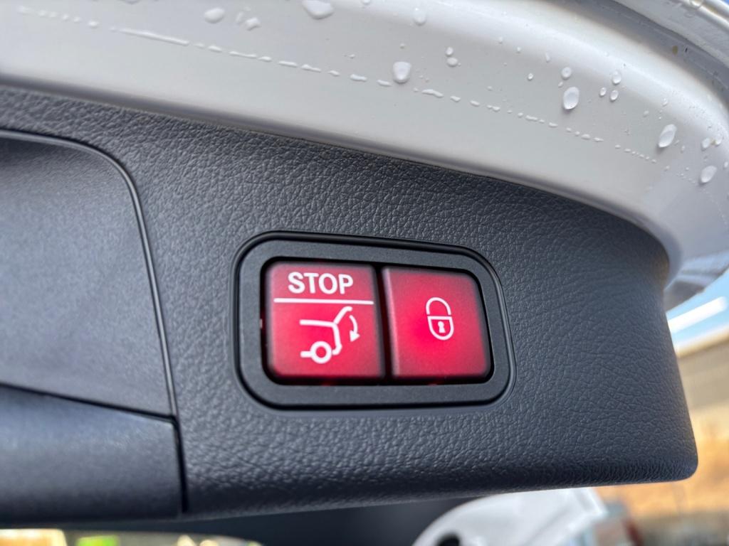 Mercedes-Benz GLA 220 d 4MATIC PROGRESSIV+NIGHT+WINTER+18+AHK Mercedes-Benz GLA 220 d 4MATIC PROGRESSIV+NIGHT+WINTER+18+AHK