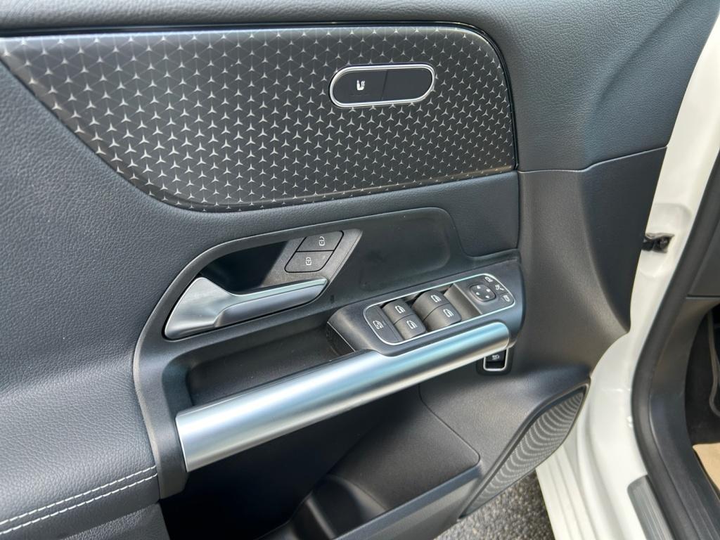 Mercedes-Benz B 200 Night/Progressive/LED/Panorama-D/Distronic Mercedes-Benz B 200 Night/Progressive/LED/Panorama-D/Distronic