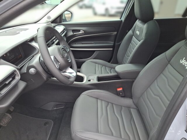 Jeep Avenger e-Hybrid MY25 Summit Leder/Glasdach Jeep Avenger e-Hybrid MY25 Summit Leder/Glasdach