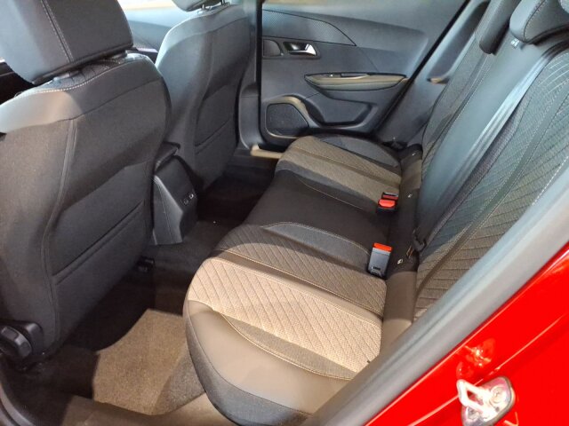 Peugeot 2008 Allure 130 AT8 +LED+Navi+SHZ+GJR+LM+ Peugeot 2008 Allure 130 AT8 +LED+Navi+SHZ+GJR+LM+