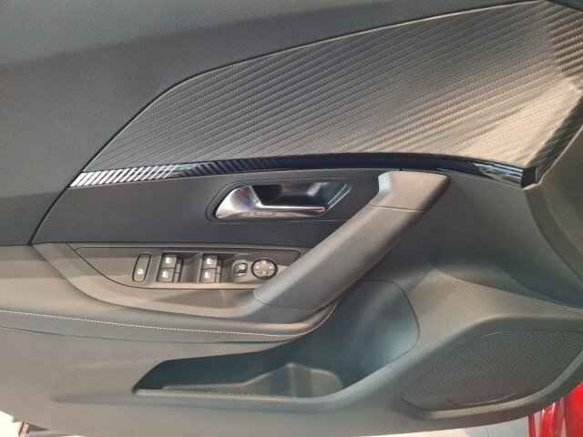 Peugeot 2008 Allure 130 AT8 +LED+Navi+SHZ+GJR+LM+ Peugeot 2008 Allure 130 AT8 +LED+Navi+SHZ+GJR+LM+