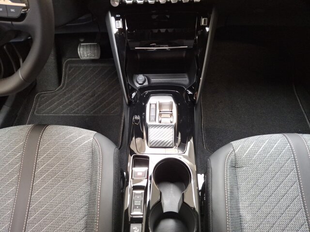 Peugeot 2008 Allure 130 AT8 +LED+EPH+Navi+GJR+LM+ Peugeot 2008 Allure 130 AT8 +LED+EPH+Navi+GJR+LM+