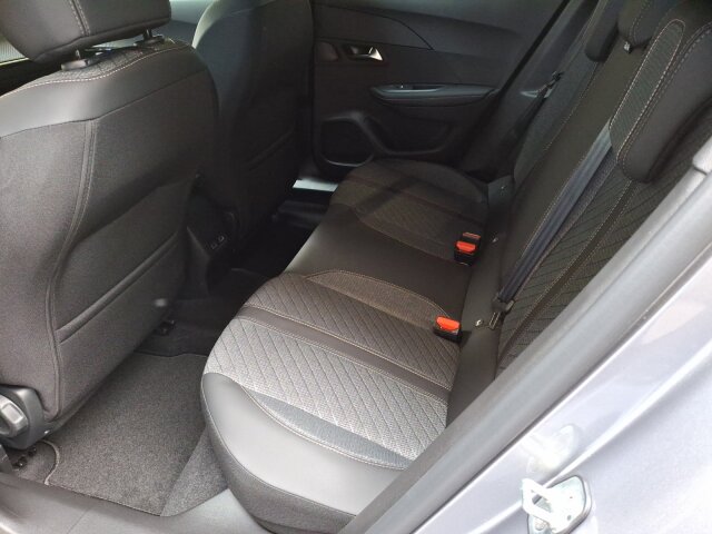 Peugeot 2008 Allure 130 AT8 +LED+EPH+Navi+GJR+LM+ Peugeot 2008 Allure 130 AT8 +LED+EPH+Navi+GJR+LM+