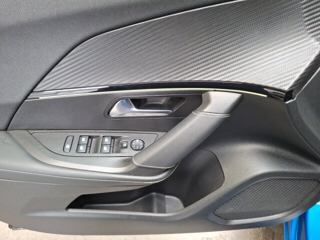 Peugeot e-2008 GT +11KW OBC+Navi+SHZ+LED+Kamera Peugeot e-2008 GT +11KW OBC+Navi+SHZ+LED+Kamera