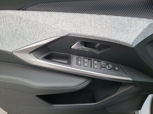 Peugeot e-5008 GT Exclusive 210 +Winter+AHK+Pano-Nav+SHZ Peugeot e-5008 GT Exclusive 210 +Winter+AHK+Pano-Nav+SHZ