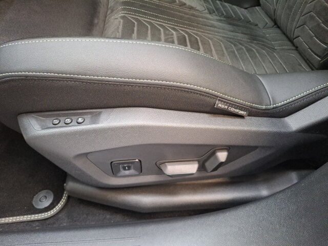 Peugeot e-5008 GT Exclusive 210 +Winter+AHK+Pano-Nav+SHZ Peugeot e-5008 GT Exclusive 210 +Winter+AHK+Pano-Nav+SHZ