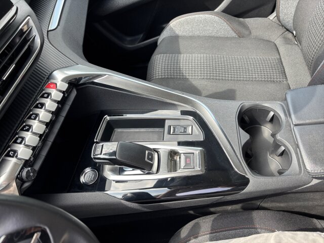 Peugeot 3008 Active Pack 130 +Navi+LED+Kamera+SHZ+ Peugeot 3008 Active Pack 130 +Navi+LED+Kamera+SHZ+