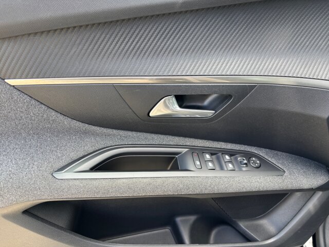 Peugeot 3008 Active Pack 130 +Navi+LED+Kamera+SHZ+ Peugeot 3008 Active Pack 130 +Navi+LED+Kamera+SHZ+