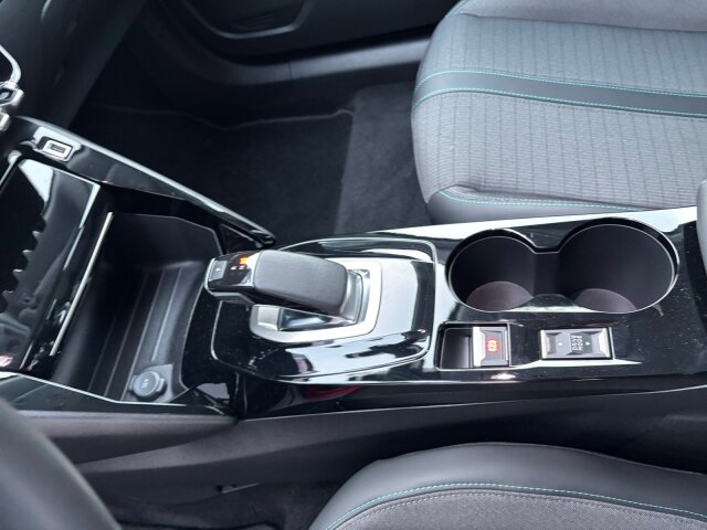 Peugeot E-2008 Allure 136 +LED+EPH+Kamera+11KW OBC+ Peugeot E-2008 Allure 136 +LED+EPH+Kamera+11KW OBC+