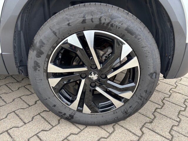 Peugeot 2008 Allure Pack 130 +Navi+SH+Kamera+LED Peugeot 2008 Allure Pack 130 +Navi+SH+Kamera+LED