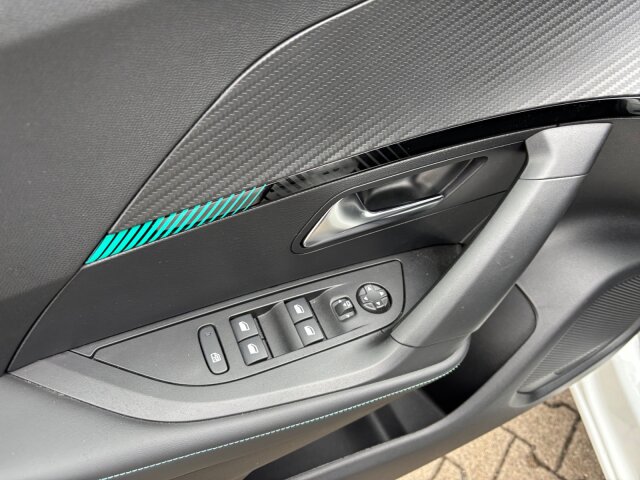 Peugeot 2008 Allure Pack 130 +Navi+SH+Kamera+LED Peugeot 2008 Allure Pack 130 +Navi+SH+Kamera+LED