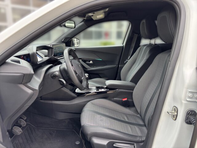 Peugeot 2008 Allure Pack 130 +Navi+SH+Kamera+LED Peugeot 2008 Allure Pack 130 +Navi+SH+Kamera+LED