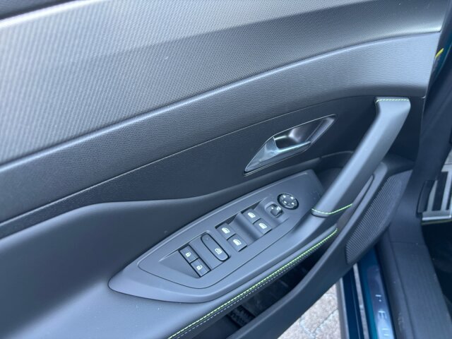 Peugeot E-408 GT 210 +Pano-Dach+Navi+360°Kamera+LED+ Peugeot E-408 GT 210 +Pano-Dach+Navi+360°Kamera+LED+