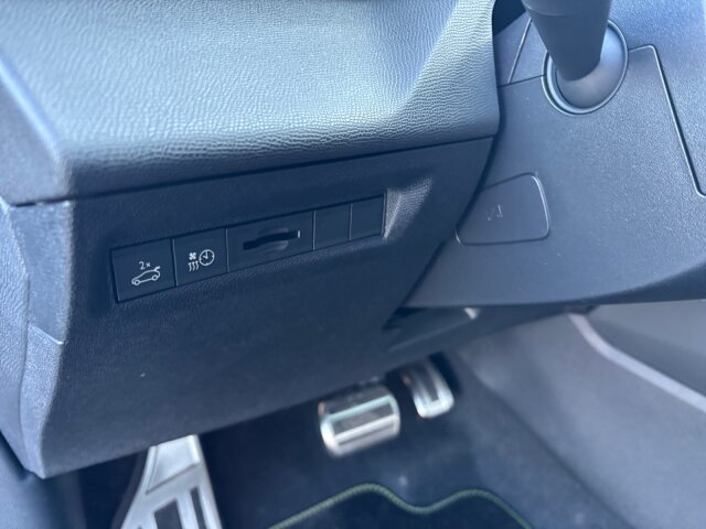 Peugeot E-408 GT 210 +Pano-Dach+Navi+360°Kamera+LED+ Peugeot E-408 GT 210 +Pano-Dach+Navi+360°Kamera+LED+