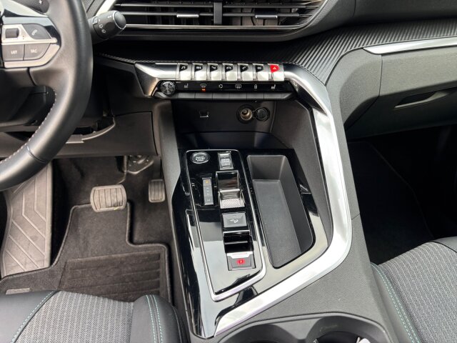 Peugeot 5008 1.2 PT 130 AllurePack EAT8 Navi+7 Sitze+SHZ Peugeot 5008 1.2 PT 130 AllurePack EAT8 Navi+7 Sitze+SHZ