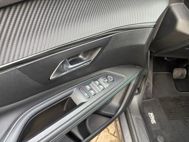 Peugeot 5008 1.2 PT 130 AllurePack EAT8 Navi+7 Sitze+SHZ Peugeot 5008 1.2 PT 130 AllurePack EAT8 Navi+7 Sitze+SHZ