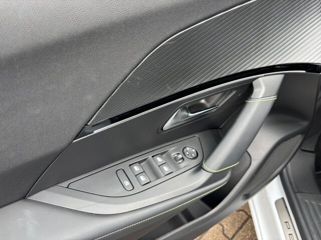 Peugeot 2008 1.2 PT 130 EAT8 GT +ACC+Kamera+Keyless+LED+ Peugeot 2008 1.2 PT 130 EAT8 GT +ACC+Kamera+Keyless+LED+