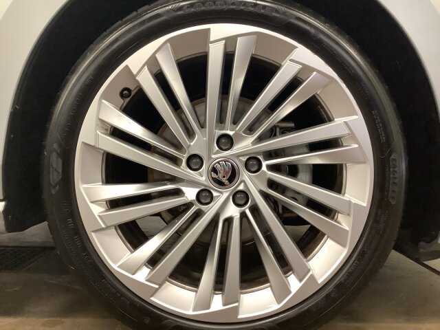 Skoda SUPERB COMBI SELECTION 2,0 TDI DSG * AHK*MATRIX* Skoda SUPERB COMBI SELECTION 2,0 TDI DSG * AHK*MATRIX*