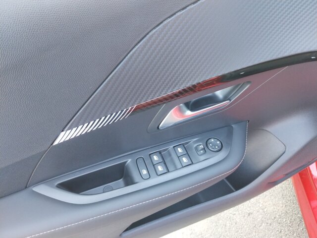 Peugeot 208 Allure 100 +Kamera+Navi+SHZ+LED+ Peugeot 208 Allure 100 +Kamera+Navi+SHZ+LED+