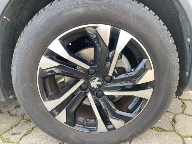 Peugeot 2008 Allure 130 +EPH+Navi+SHZ+Automatik Peugeot 2008 Allure 130 +EPH+Navi+SHZ+Automatik