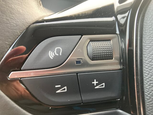 Peugeot e-208 Allure Pack 136 SHZ+Navi+11 KW OBC+EPH Peugeot e-208 Allure Pack 136 SHZ+Navi+11 KW OBC+EPH